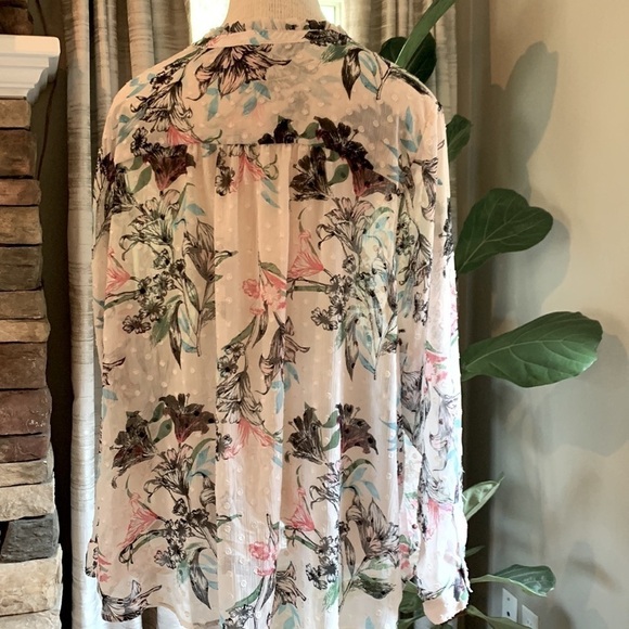 3-$30 Torrid size 4 long sheer floral top - Picture 3 of 5